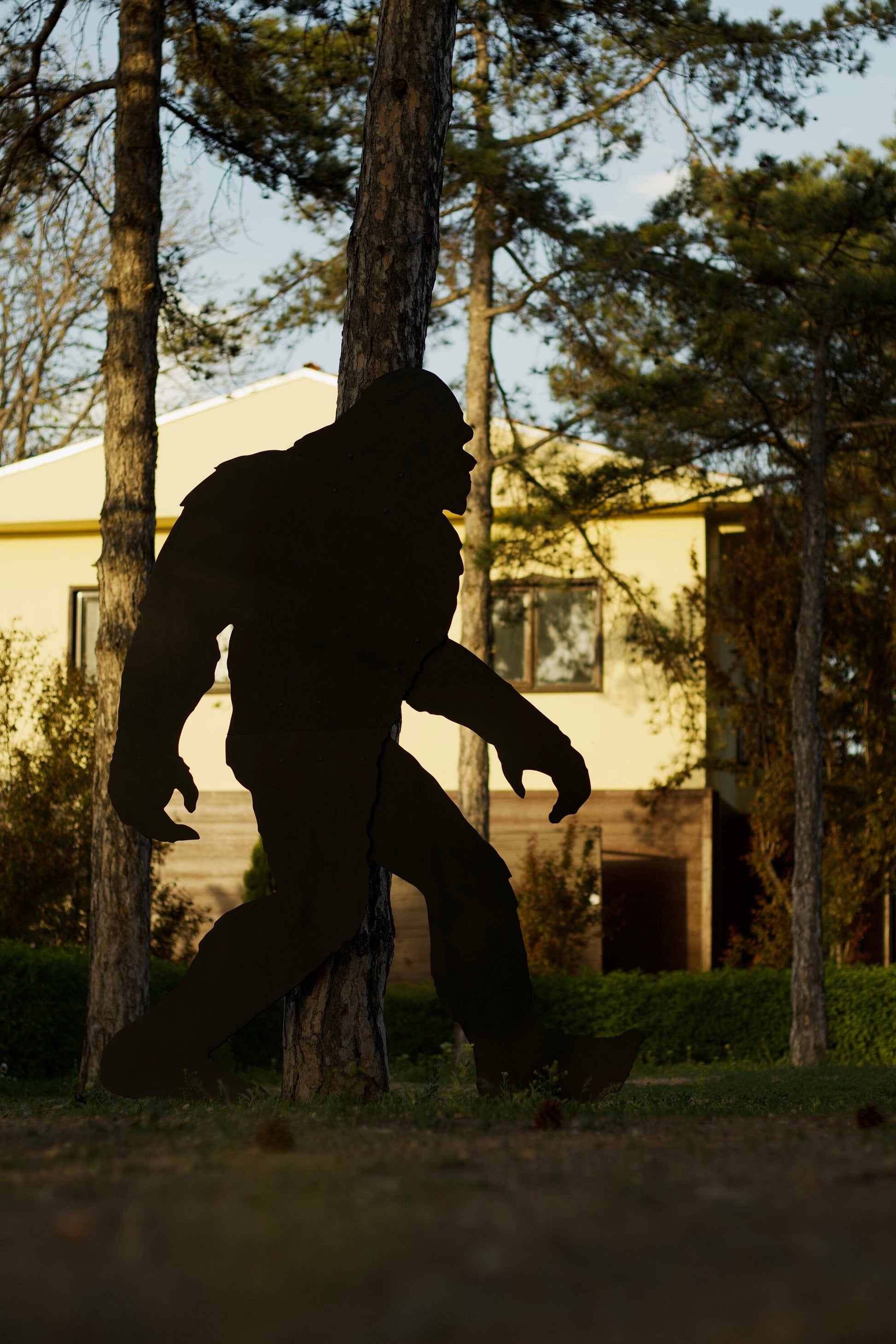 Bigfoot Halloween Yard Display – 7 Ft PVC Sasquatch Outdoor Decor, Giant Lawn Silhouette, Fall Garden Decoration for Spooky Season