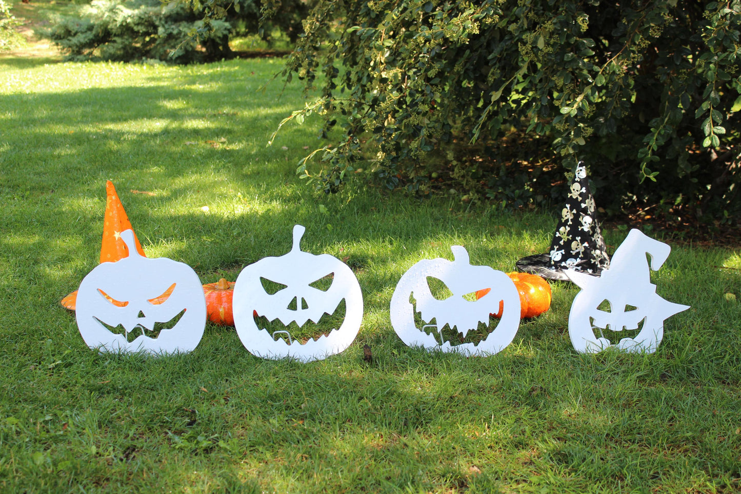 Halloween Pumpkin Yard Display Set, 4 White PVC Jack O’ Lantern Stakes, Spooky Outdoor Decor, Scary Garden Signs, Fall Lawn Decoration