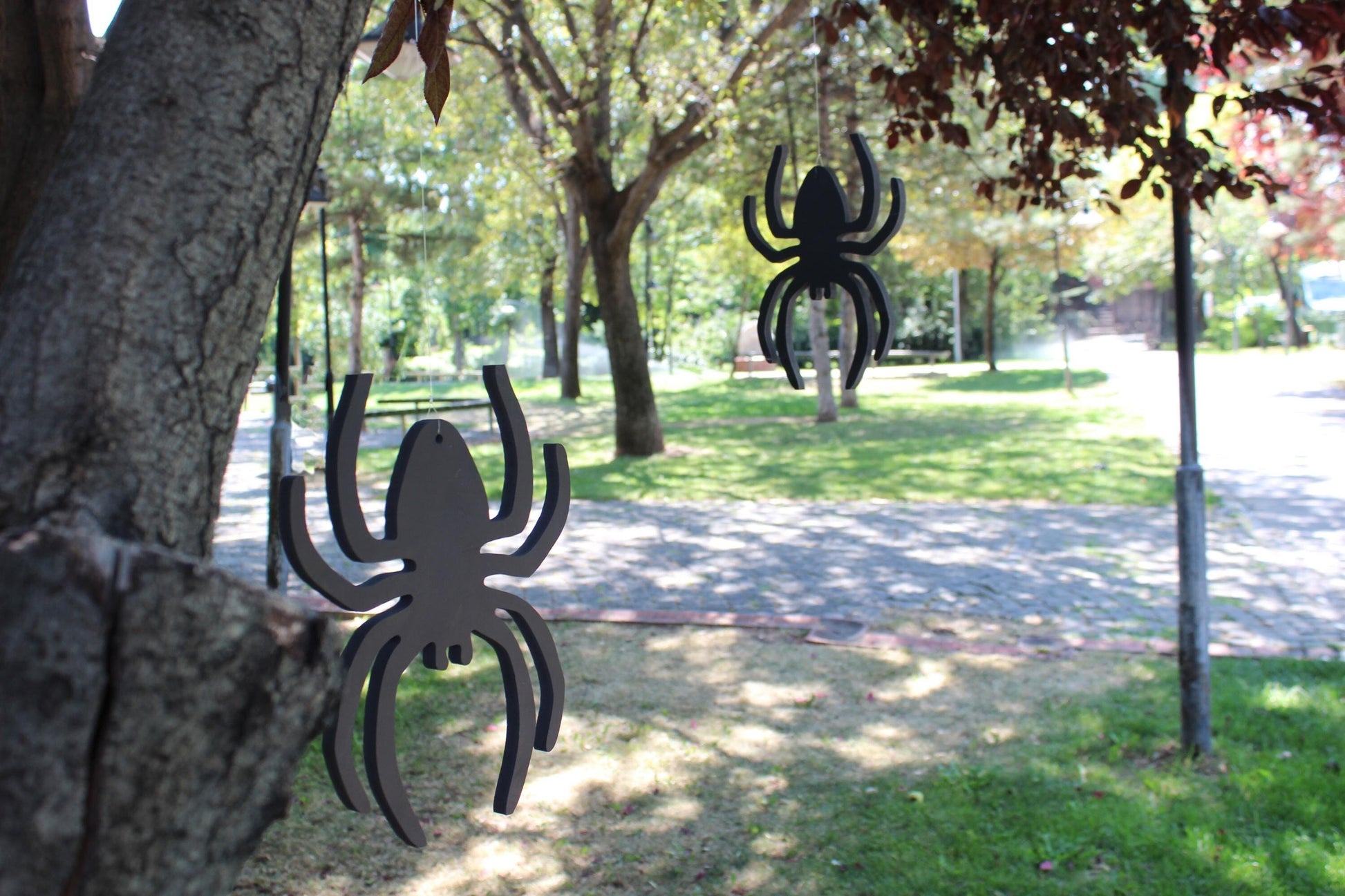 6 PCS Hanging Spider Halloween Decor, PVC Outdoor Yard Display, Creepy Tree Decorations, Tarantula Lawn Art, All-Weather Garden Decor
