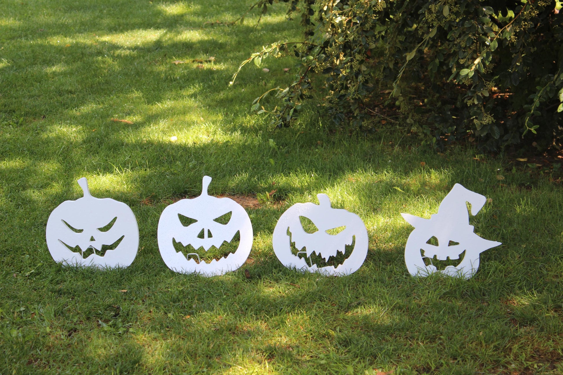 Halloween Pumpkin Yard Display Set, 4 White PVC Jack O’ Lantern Stakes, Spooky Outdoor Decor, Scary Garden Signs, Fall Lawn Decoration