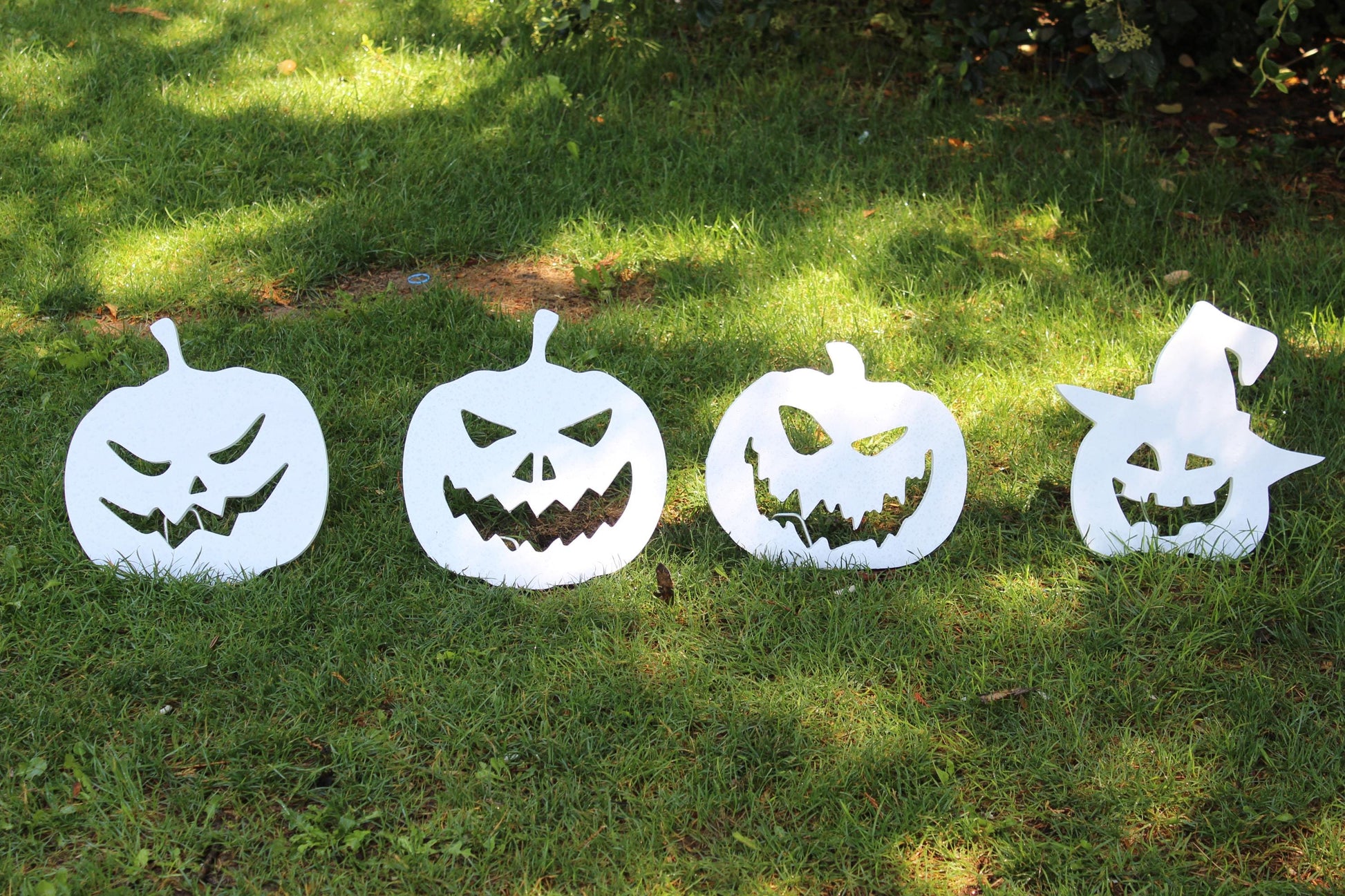 Halloween Pumpkin Yard Display Set, 4 White PVC Jack O’ Lantern Stakes, Spooky Outdoor Decor, Scary Garden Signs, Fall Lawn Decoration