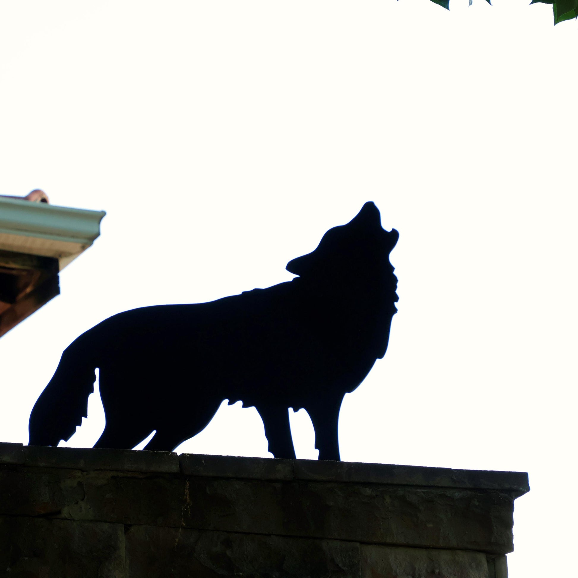 Howling Wolf Yard Display, PVC Outdoor Garden Decor, Waterproof Wolf Silhouette, Rustic Wildlife Cutout for Lawn or Patio