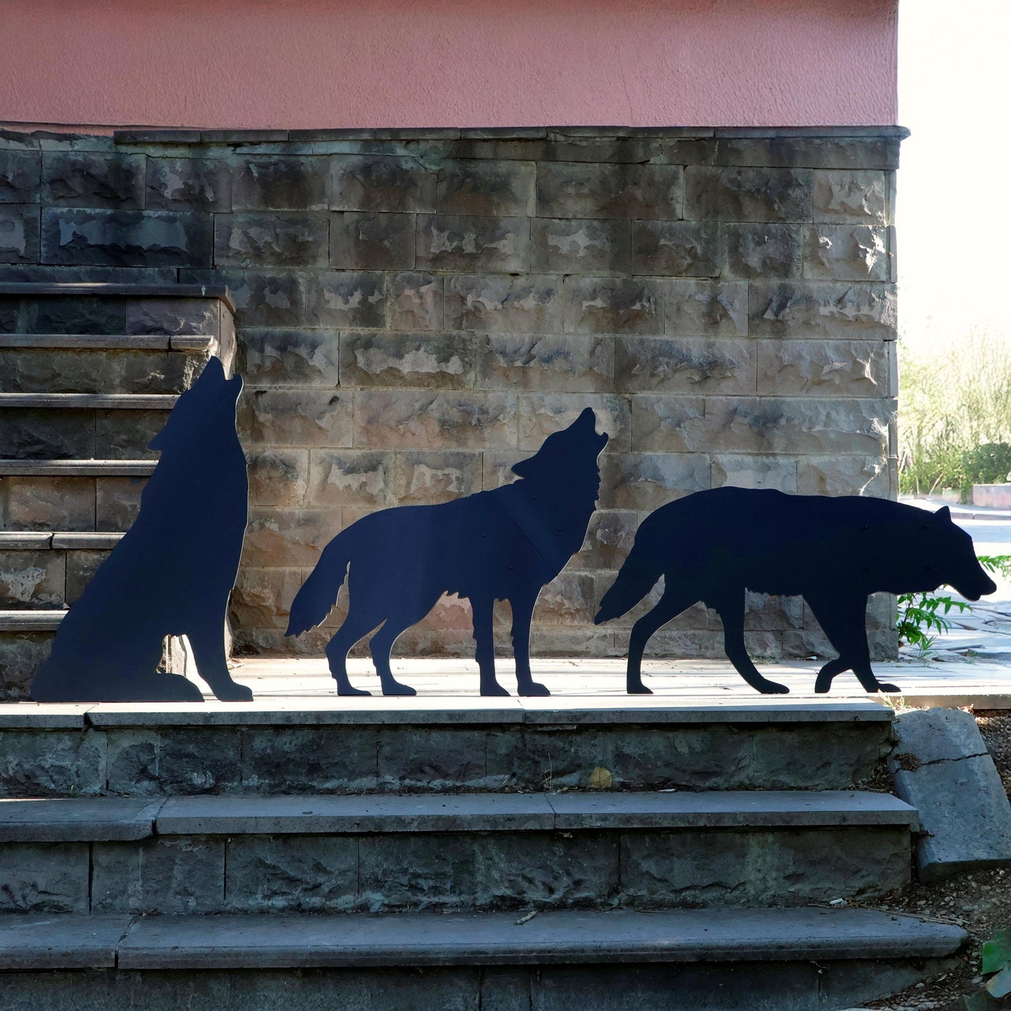 Howling Wolf Yard Display, PVC Outdoor Garden Decor, Waterproof Wolf Silhouette, Rustic Wildlife Cutout for Lawn or Patio