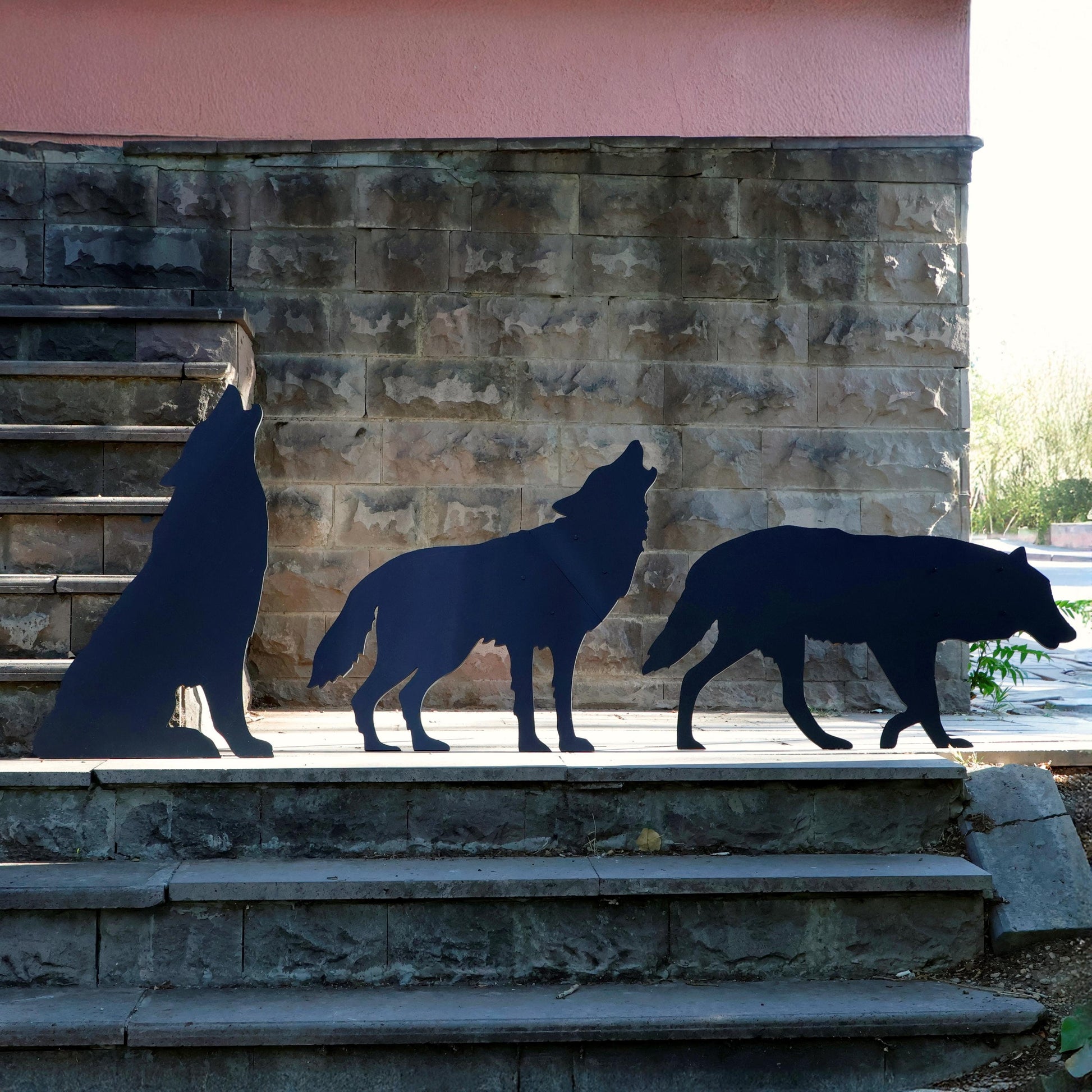 Howling Wolf Yard Display, PVC Outdoor Garden Decor, Waterproof Wolf Silhouette, Rustic Wildlife Cutout for Lawn or Patio