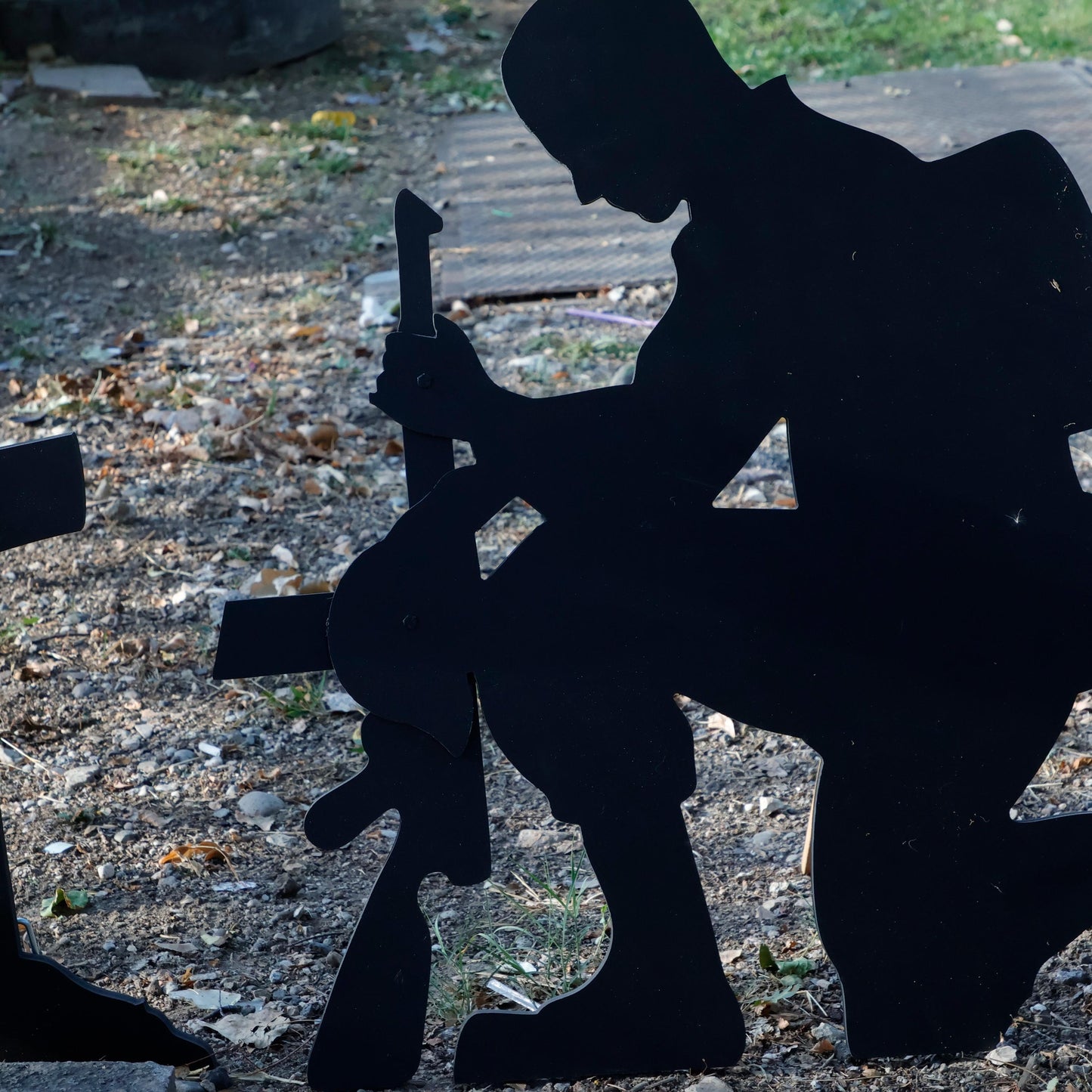 All-Weather Kneeling Soldier at Cross Yard Display,  PVC Outdoor Garden Decoration Fallen Soldier, Veterans Day Yard Art, Patriotic Decors