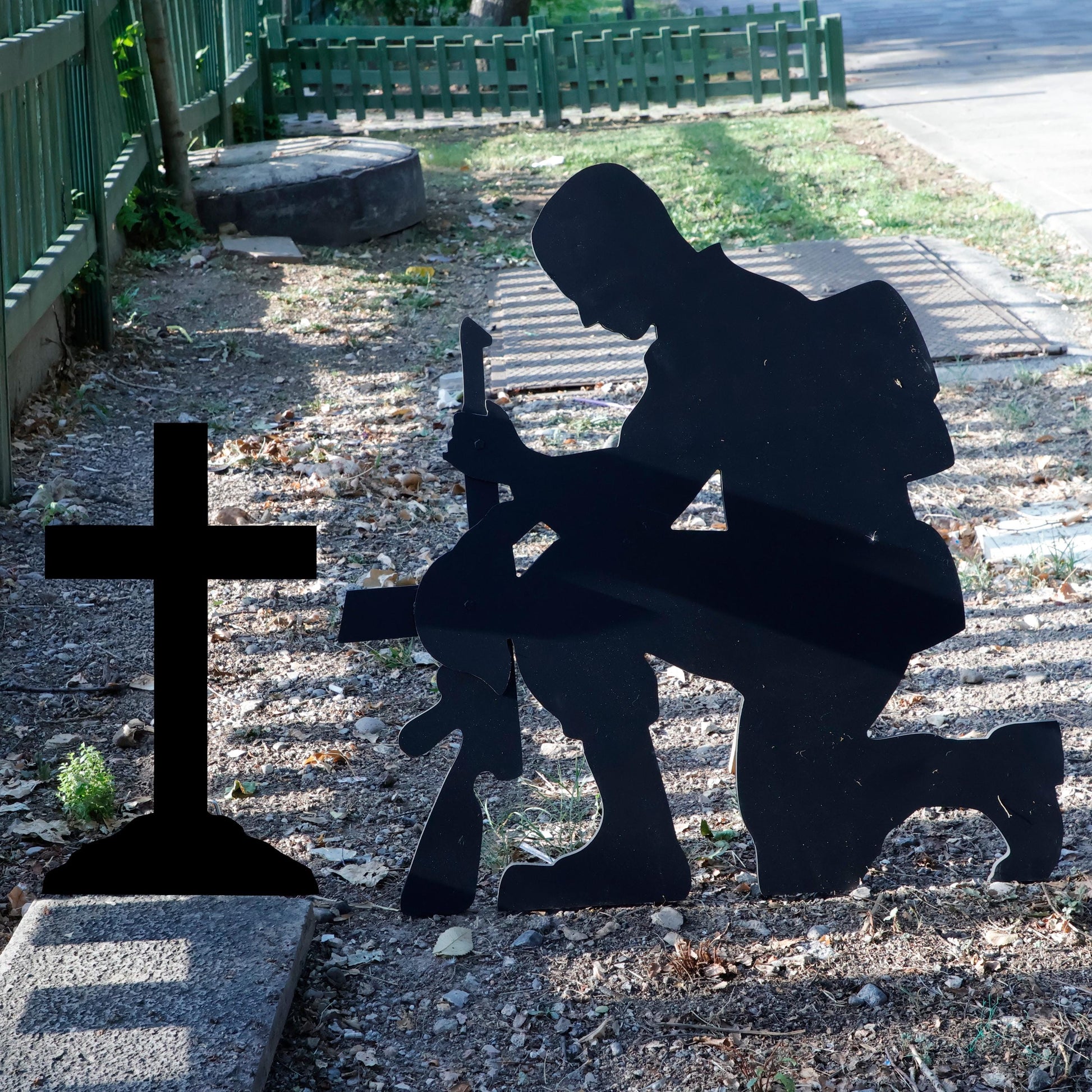 All-Weather Kneeling Soldier at Cross Yard Display,  PVC Outdoor Garden Decoration Fallen Soldier, Veterans Day Yard Art, Patriotic Decors