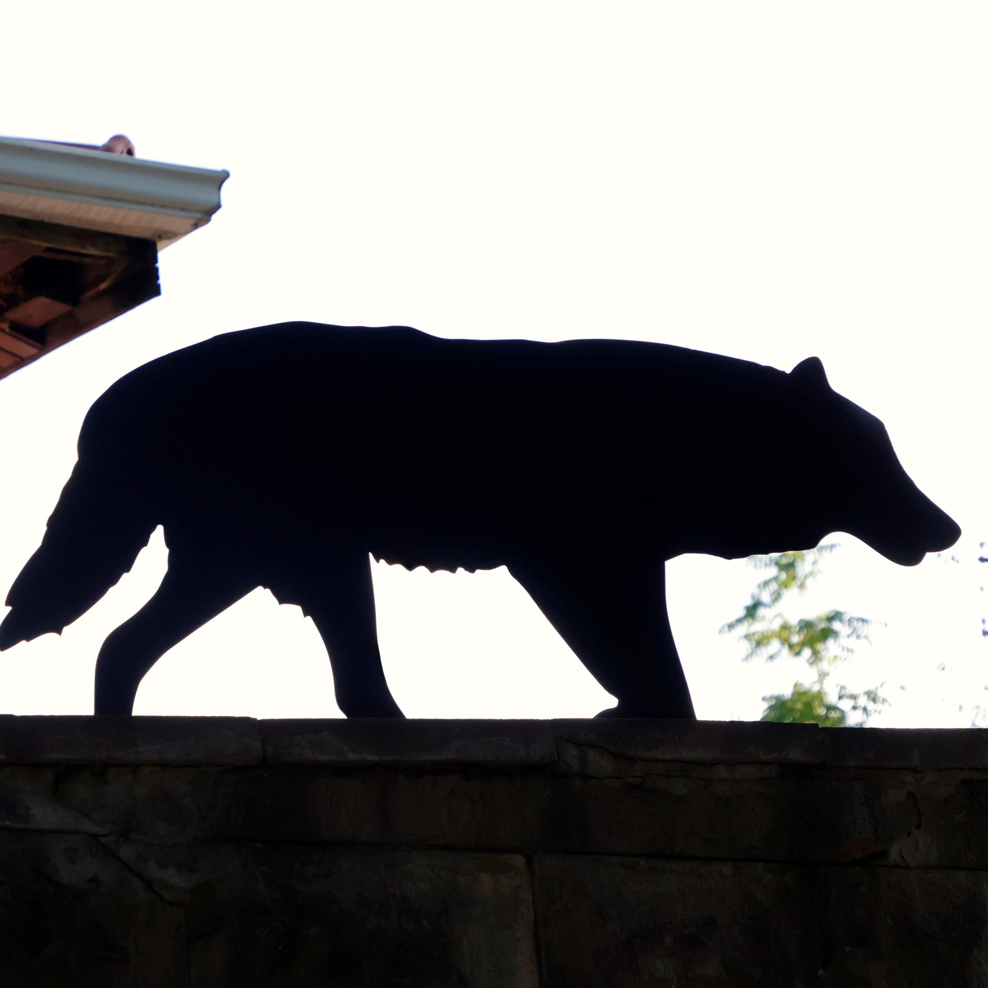 Howling Wolf Yard Display, PVC Outdoor Garden Decor, Waterproof Wolf Silhouette, Rustic Wildlife Cutout for Lawn or Patio