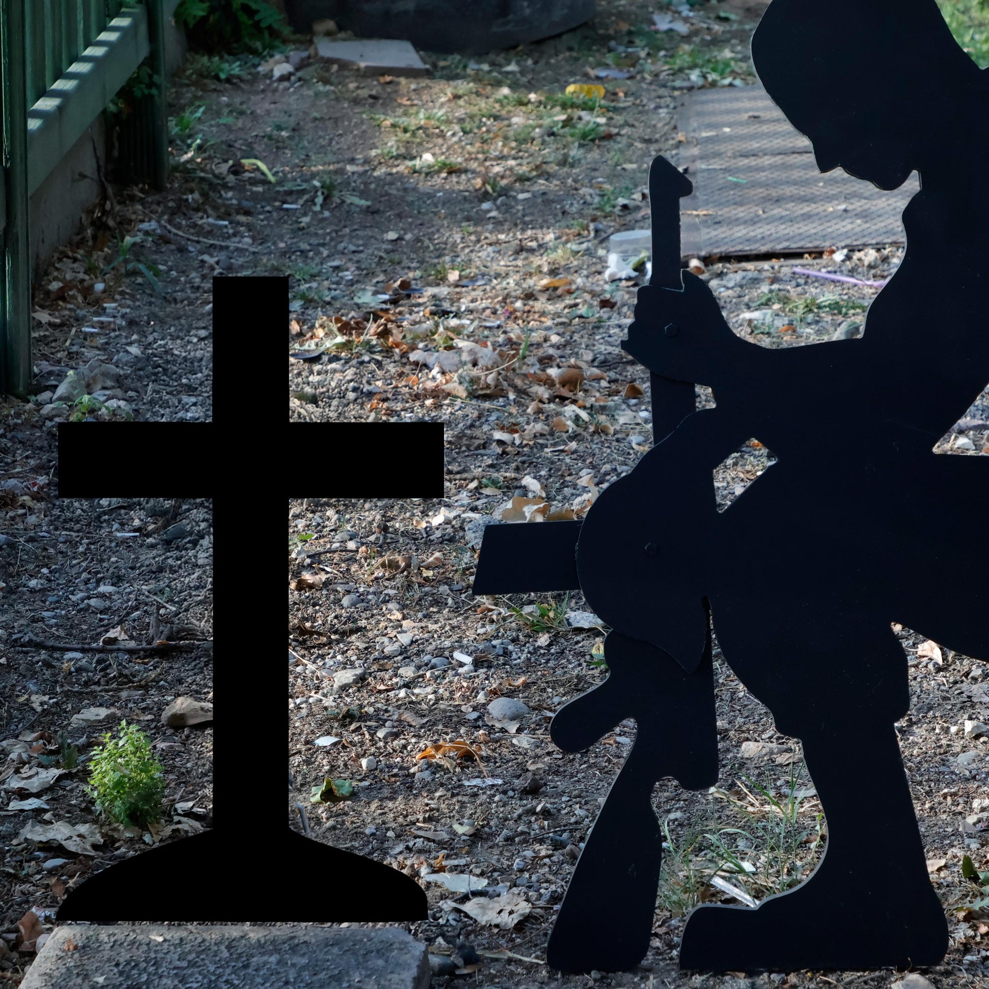 All-Weather Kneeling Soldier at Cross Yard Display,  PVC Outdoor Garden Decoration Fallen Soldier, Veterans Day Yard Art, Patriotic Decors