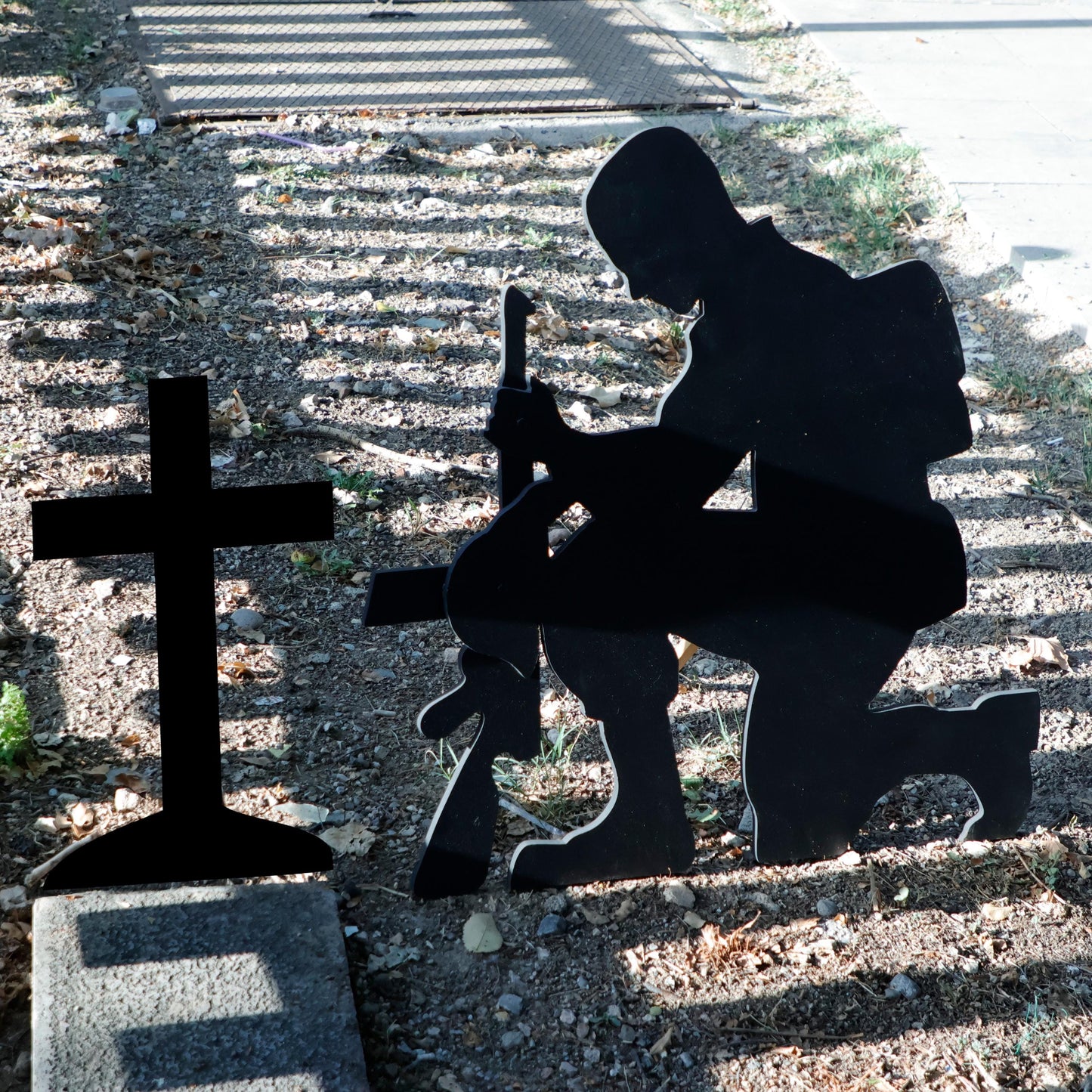 All-Weather Kneeling Soldier at Cross Yard Display,  PVC Outdoor Garden Decoration Fallen Soldier, Veterans Day Yard Art, Patriotic Decors