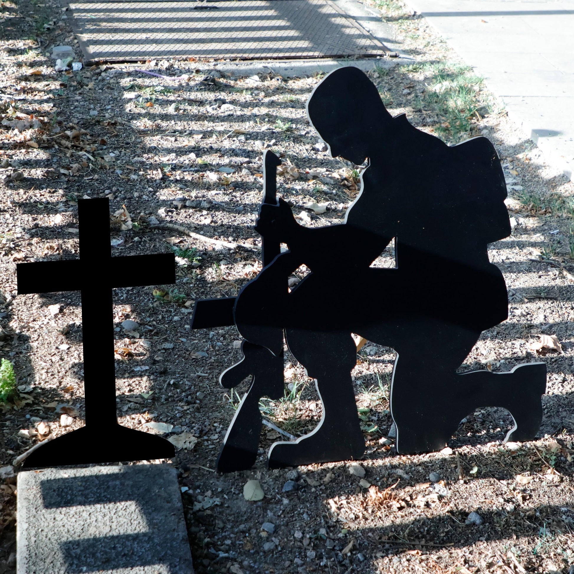 All-Weather Kneeling Soldier at Cross Yard Display,  PVC Outdoor Garden Decoration Fallen Soldier, Veterans Day Yard Art, Patriotic Decors